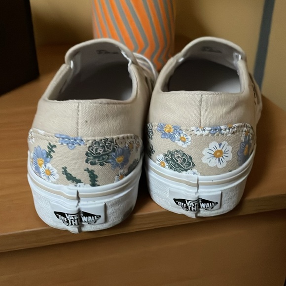 Vans floral slip on sneakers, worn once, excellent cond , Size 5.5 - Picture 3 of 7